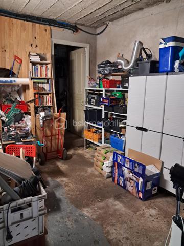 Découvrez cette magnifique maison de village, pleine de caractère et offrant des volumes généreux qui sauront vous séduire !

Dès votre entrée, vous serez charmé par sa cuisine indépendante, entièrement équipée, qui inclut un frigo américain de dernière génération (vendu avec la maison). Imaginez-vous préparer de délicieux repas dans cet espace fonctionnel et convivial !

Cette villa dispose de quatre superbes chambres, idéales pour accueillir votre famille ou vos invités. Le grand salon/salle à manger, baigné de lumière, est l’endroit parfait pour des moments de partage et de convivialité.

Vous apprécierez également le garage avec une porte neuve, ainsi que la buanderie pratique. Avec deux caves et un local à vélos, vous aurez tout l’espace nécessaire pour le rangement. De plus, une place de parking privative vous assure un accès facile et sécurisé.

Cette maison allie charme et confort, avec des fenêtres en PVC double vitrage qui garantissent une excellente isolation et un cadre de vie agréable. Et que dire de la vue imprenable sur le Mont Caroux ? Un véritable tableau vivant qui embellira vos journées !

De plus, située à deux pas de la piste verte, vous pourrez faire de belles balades à pied ou à vélo !