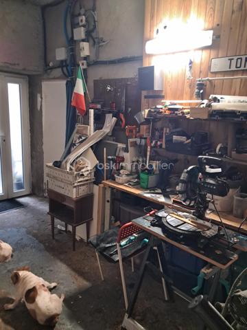 Découvrez cette magnifique maison de village, pleine de caractère et offrant des volumes généreux qui sauront vous séduire !

Dès votre entrée, vous serez charmé par sa cuisine indépendante, entièrement équipée, qui inclut un frigo américain de dernière génération (vendu avec la maison). Imaginez-vous préparer de délicieux repas dans cet espace fonctionnel et convivial !

Cette villa dispose de quatre superbes chambres, idéales pour accueillir votre famille ou vos invités. Le grand salon/salle à manger, baigné de lumière, est l’endroit parfait pour des moments de partage et de convivialité.

Vous apprécierez également le garage avec une porte neuve, ainsi que la buanderie pratique. Avec deux caves et un local à vélos, vous aurez tout l’espace nécessaire pour le rangement. De plus, une place de parking privative vous assure un accès facile et sécurisé.

Cette maison allie charme et confort, avec des fenêtres en PVC double vitrage qui garantissent une excellente isolation et un cadre de vie agréable. Et que dire de la vue imprenable sur le Mont Caroux ? Un véritable tableau vivant qui embellira vos journées !

De plus, située à deux pas de la piste verte, vous pourrez faire de belles balades à pied ou à vélo !