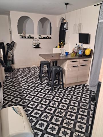 Découvrez cette magnifique maison de village, pleine de caractère et offrant des volumes généreux qui sauront vous séduire !

Dès votre entrée, vous serez charmé par sa cuisine indépendante, entièrement équipée, qui inclut un frigo américain de dernière génération (vendu avec la maison). Imaginez-vous préparer de délicieux repas dans cet espace fonctionnel et convivial !

Cette villa dispose de quatre superbes chambres, idéales pour accueillir votre famille ou vos invités. Le grand salon/salle à manger, baigné de lumière, est l’endroit parfait pour des moments de partage et de convivialité.

Vous apprécierez également le garage avec une porte neuve, ainsi que la buanderie pratique. Avec deux caves et un local à vélos, vous aurez tout l’espace nécessaire pour le rangement. De plus, une place de parking privative vous assure un accès facile et sécurisé.

Cette maison allie charme et confort, avec des fenêtres en PVC double vitrage qui garantissent une excellente isolation et un cadre de vie agréable. Et que dire de la vue imprenable sur le Mont Caroux ? Un véritable tableau vivant qui embellira vos journées !

De plus, située à deux pas de la piste verte, vous pourrez faire de belles balades à pied ou à vélo !