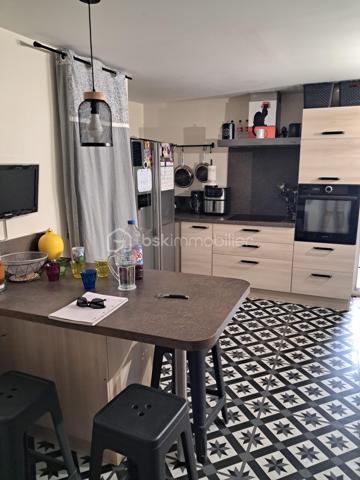 Découvrez cette magnifique maison de village, pleine de caractère et offrant des volumes généreux qui sauront vous séduire !

Dès votre entrée, vous serez charmé par sa cuisine indépendante, entièrement équipée, qui inclut un frigo américain de dernière génération (vendu avec la maison). Imaginez-vous préparer de délicieux repas dans cet espace fonctionnel et convivial !

Cette villa dispose de quatre superbes chambres, idéales pour accueillir votre famille ou vos invités. Le grand salon/salle à manger, baigné de lumière, est l’endroit parfait pour des moments de partage et de convivialité.

Vous apprécierez également le garage avec une porte neuve, ainsi que la buanderie pratique. Avec deux caves et un local à vélos, vous aurez tout l’espace nécessaire pour le rangement. De plus, une place de parking privative vous assure un accès facile et sécurisé.

Cette maison allie charme et confort, avec des fenêtres en PVC double vitrage qui garantissent une excellente isolation et un cadre de vie agréable. Et que dire de la vue imprenable sur le Mont Caroux ? Un véritable tableau vivant qui embellira vos journées !

De plus, située à deux pas de la piste verte, vous pourrez faire de belles balades à pied ou à vélo !