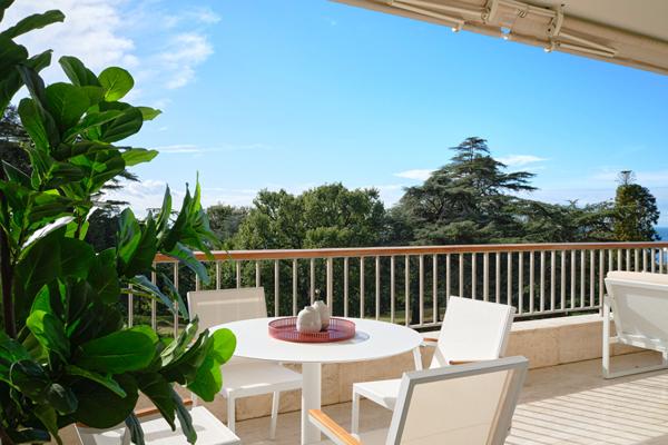 Cannes - Californie : 3 pièces avec terrasse, vue mer et parc, dans résidence de standing