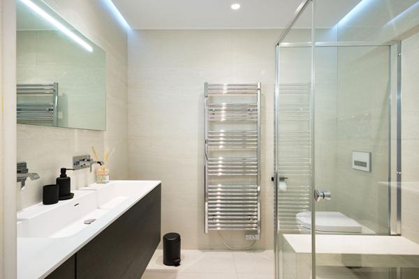 Cannes - Californie : 3 pièces avec terrasse, vue mer et parc, dans résidence de standing