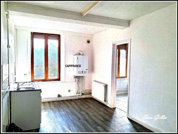 Immeuble de rapport 240 m² – 3 appartements – 1 loué, 2 libres. Potentiel de rendement jusqu’à 9,8 %.