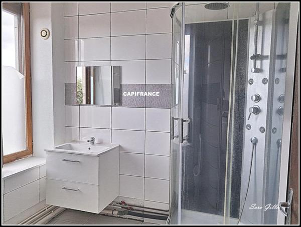 Immeuble de rapport 240 m² – 3 appartements – 1 loué, 2 libres. Potentiel de rendement jusqu’à 9,8 %.