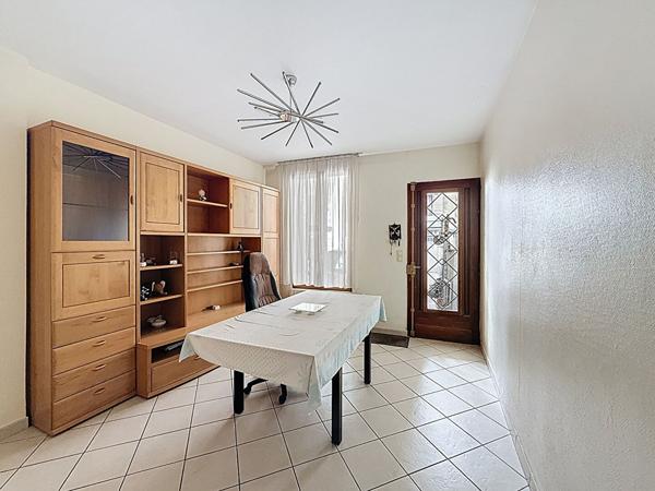 MONTREUIL, PROCHE DU METRO, BIEN ATYPIQUE ENTRE LA MAISON ET L'APPARTEMENT EN DUPLEX AVEC SON ENTREE INDEPENDANTE ET SA COUR PRIVATIVE