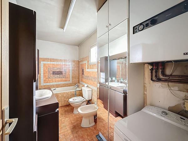 MONTREUIL, PROCHE DU METRO, BIEN ATYPIQUE ENTRE LA MAISON ET L'APPARTEMENT EN DUPLEX AVEC SON ENTREE INDEPENDANTE ET SA COUR PRIVATIVE