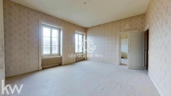 Maison (390 m²) en vente à PANISSIERES