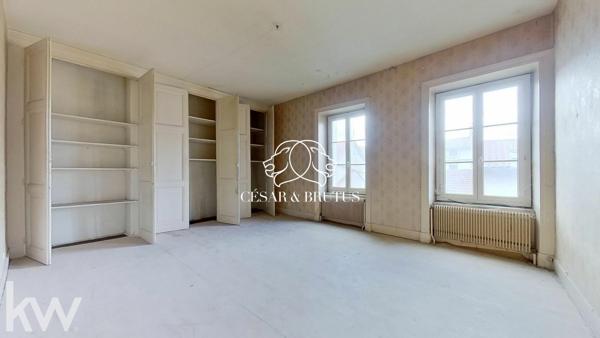 Maison (390 m²) en vente à PANISSIERES