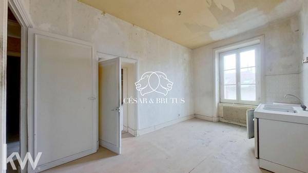Maison (390 m²) en vente à PANISSIERES