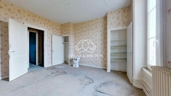 Maison (390 m²) en vente à PANISSIERES