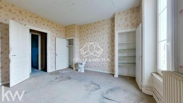 Maison (390 m²) en vente à PANISSIERES