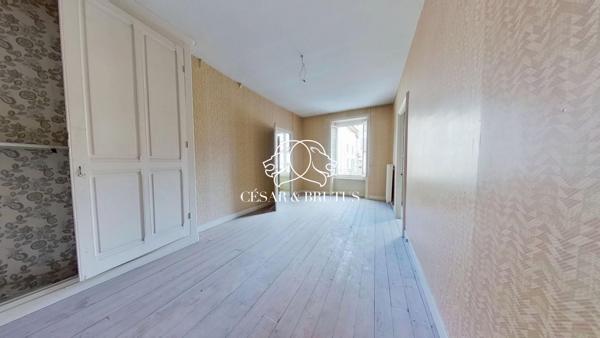 Maison (390 m²) en vente à PANISSIERES