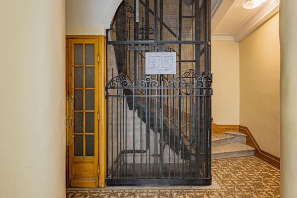 Carré d’Or : noblesse d’époque et volumes de réception pour cet appartement 4 pièces de caractère