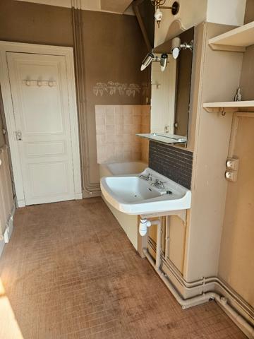 Maison ancienne à louer à LOCHES, proche du centre ville dans un secteur calme et privilégié