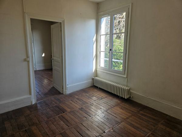 Maison ancienne à louer à LOCHES, proche du centre ville dans un secteur calme et privilégié