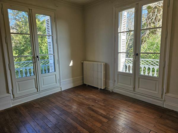 Maison ancienne à louer à LOCHES, proche du centre ville dans un secteur calme et privilégié