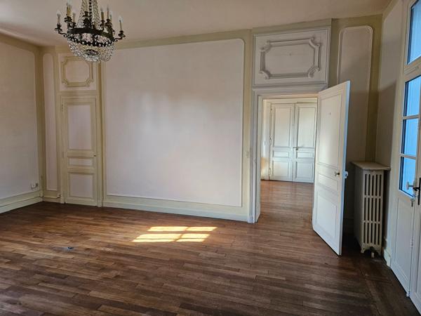 Maison ancienne à louer à LOCHES, proche du centre ville dans un secteur calme et privilégié