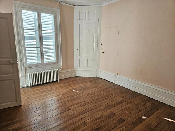 Maison ancienne à louer à LOCHES, proche du centre ville dans un secteur calme et privilégié
