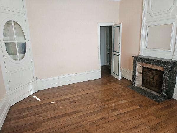 Maison ancienne à louer à LOCHES, proche du centre ville dans un secteur calme et privilégié