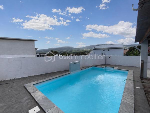 🏡 Maison récente avec piscine + niveau indépendant de 65 m² | Idéal investissement ou revenu complémentaire
Prix: 349 900 € HAI

À La Rivière Saint-Louis, dans un environnement calme, au fond d'une impasse, tout en restant à quelques minutes de la 4 voies , découvrez cette maison individuelle de 2016, offrant une configuration rare sur le marché.
Plus qu'une simple maison, c'est un bien qui s'adapte à votre projet de vie : résidence principale, revenu locatif complémentaire, activité indépendante ou investissement patrimonial.

⭐ Le véritable atout : un niveau inférieur indépendant de 65 m², quasiment rénové.
Accessible par sa propre entrée indépendante, ce niveau, déjà en grande partie rénové, représente une véritable opportunité de valorisation.

Selon votre projet, il pourra accueillir un logement indépendant, un espace de télétravail, un bureau, une activité professionnelle ou encore un logement destiné à un proche.
--> Pour une famille, cette configuration permet également d'envisager un revenu locatif complémentaire estimé entre 700 € et 800 € par mois, une solution intéressante pour contribuer au financement des mensualités du crédit.
Ou bien la possibilité d'exercer son activité professionelle sur son lieu de vie, avec un bel espace de 65m².

--> Pour un investisseur, cette configuration ouvre également la voie à une stratégie patrimoniale particulièrement intéressante grâce à la possibilité de dissocier les espaces. 
Rendement brut minimum de 7% (selon le projet choisi).

Une maison moderne et confortable:
La partie principale développe environ 90 m² habitables et comprend  au rdc:

- Une belle pièce de vie lumineuse d'environ 40 m².
- Une cuisine ouverte, neuve et entièrement équipée.
- Une suite parentale au rez-de-chaussée, avec dressing/buanderie.
- Une salle de bain
- WC indépendants
- Climatisation.

A l'étage:
- Deux chambres de 11 et 12m².

Des extérieurs agréables, à aménager selon vos souhaits.
Implantée sur une parcelle d'environ 350 m², la propriété offre également :

- Une piscine au sel de 28 m³.
- Une terrasse bois couverte.
- Un portail motorisé.
- Une vue montagne
- Jusqu'à 4 places de stationnement.
- Une prise pour véhicule électrique.
- Un système de vidéosurveillance.

Toutefois quelques finitions extérieures sont à prévoir et à budgetiser:
À la suite d'une mutation professionnelle, les propriétaires actuels n'ont pas eu le temps d'achever certains aménagements extérieurs.
La terrasse en bois, notamment sur la partie longeant la piscine, devra être reprise, le bois ayant été altéré par l'environnement de la piscine au sel. 
Quelques finitions extérieures restent également à prévoir, offrant au futur propriétaire l'opportunité de personnaliser les lieux tout en créant de la valeur.
Mais aucun gros ouevre à prévoir.

Maison non raccordée au tout à l'égout, assainissement individuel.


--> Pourquoi ce bien est différent ?

✅ Maison récente (2016)
✅ Niveau inférieur indépendant de 65 m²
✅ Deux accès indépendants
✅ Piscine au sel de 28m²
✅ Jusqu'à 4 stationnements
✅ Possibilité de générer un revenu complémentaire
✅ Une maison évolutive qui s'adapte à vos projets

Cette maison conviendra aussi bien à un investisseur recherchant un bien à fort potentiel locatif qu'à une famille souhaitant acquérir sa résidence principale 
tout en bénéficiant d'un revenu complémentaire grâce à son niveau indépendant. 

📞 Contactez-moi dès aujourd'hui pour organiser une visite et découvrir tout le potentiel de cette maison.
       Au plaisir, Caroline.

Mots-clés : Investisseur • Investissement immobilier • Potentiel locatif • Revenu complémentaire • Niveau indépendant • Entrée indépendante • Maison avec piscine • Local professionnel • Profession libérale • Bureau indépendant • Résidence principale • Maison récente • La Rivière Saint-Louis • Sud Réunion • Fort potentiel