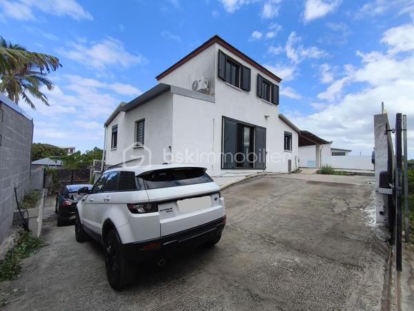 🏡 Maison récente avec piscine + niveau indépendant de 65 m² | Idéal investissement ou revenu complémentaire
Prix: 349 900 € HAI

À La Rivière Saint-Louis, dans un environnement calme, au fond d'une impasse, tout en restant à quelques minutes de la 4 voies , découvrez cette maison individuelle de 2016, offrant une configuration rare sur le marché.
Plus qu'une simple maison, c'est un bien qui s'adapte à votre projet de vie : résidence principale, revenu locatif complémentaire, activité indépendante ou investissement patrimonial.

⭐ Le véritable atout : un niveau inférieur indépendant de 65 m², quasiment rénové.
Accessible par sa propre entrée indépendante, ce niveau, déjà en grande partie rénové, représente une véritable opportunité de valorisation.

Selon votre projet, il pourra accueillir un logement indépendant, un espace de télétravail, un bureau, une activité professionnelle ou encore un logement destiné à un proche.
--> Pour une famille, cette configuration permet également d'envisager un revenu locatif complémentaire estimé entre 700 € et 800 € par mois, une solution intéressante pour contribuer au financement des mensualités du crédit.
Ou bien la possibilité d'exercer son activité professionelle sur son lieu de vie, avec un bel espace de 65m².

--> Pour un investisseur, cette configuration ouvre également la voie à une stratégie patrimoniale particulièrement intéressante grâce à la possibilité de dissocier les espaces. 
Rendement brut minimum de 7% (selon le projet choisi).

Une maison moderne et confortable:
La partie principale développe environ 90 m² habitables et comprend  au rdc:

- Une belle pièce de vie lumineuse d'environ 40 m².
- Une cuisine ouverte, neuve et entièrement équipée.
- Une suite parentale au rez-de-chaussée, avec dressing/buanderie.
- Une salle de bain
- WC indépendants
- Climatisation.

A l'étage:
- Deux chambres de 11 et 12m².

Des extérieurs agréables, à aménager selon vos souhaits.
Implantée sur une parcelle d'environ 350 m², la propriété offre également :

- Une piscine au sel de 28 m³.
- Une terrasse bois couverte.
- Un portail motorisé.
- Une vue montagne
- Jusqu'à 4 places de stationnement.
- Une prise pour véhicule électrique.
- Un système de vidéosurveillance.

Toutefois quelques finitions extérieures sont à prévoir et à budgetiser:
À la suite d'une mutation professionnelle, les propriétaires actuels n'ont pas eu le temps d'achever certains aménagements extérieurs.
La terrasse en bois, notamment sur la partie longeant la piscine, devra être reprise, le bois ayant été altéré par l'environnement de la piscine au sel. 
Quelques finitions extérieures restent également à prévoir, offrant au futur propriétaire l'opportunité de personnaliser les lieux tout en créant de la valeur.
Mais aucun gros ouevre à prévoir.

Maison non raccordée au tout à l'égout, assainissement individuel.


--> Pourquoi ce bien est différent ?

✅ Maison récente (2016)
✅ Niveau inférieur indépendant de 65 m²
✅ Deux accès indépendants
✅ Piscine au sel de 28m²
✅ Jusqu'à 4 stationnements
✅ Possibilité de générer un revenu complémentaire
✅ Une maison évolutive qui s'adapte à vos projets

Cette maison conviendra aussi bien à un investisseur recherchant un bien à fort potentiel locatif qu'à une famille souhaitant acquérir sa résidence principale 
tout en bénéficiant d'un revenu complémentaire grâce à son niveau indépendant. 

📞 Contactez-moi dès aujourd'hui pour organiser une visite et découvrir tout le potentiel de cette maison.
       Au plaisir, Caroline.

Mots-clés : Investisseur • Investissement immobilier • Potentiel locatif • Revenu complémentaire • Niveau indépendant • Entrée indépendante • Maison avec piscine • Local professionnel • Profession libérale • Bureau indépendant • Résidence principale • Maison récente • La Rivière Saint-Louis • Sud Réunion • Fort potentiel