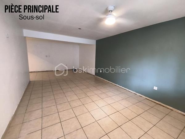 🏡 Maison récente avec piscine + niveau indépendant de 65 m² | Idéal investissement ou revenu complémentaire
Prix: 349 900 € HAI

À La Rivière Saint-Louis, dans un environnement calme, au fond d'une impasse, tout en restant à quelques minutes de la 4 voies , découvrez cette maison individuelle de 2016, offrant une configuration rare sur le marché.
Plus qu'une simple maison, c'est un bien qui s'adapte à votre projet de vie : résidence principale, revenu locatif complémentaire, activité indépendante ou investissement patrimonial.

⭐ Le véritable atout : un niveau inférieur indépendant de 65 m², quasiment rénové.
Accessible par sa propre entrée indépendante, ce niveau, déjà en grande partie rénové, représente une véritable opportunité de valorisation.

Selon votre projet, il pourra accueillir un logement indépendant, un espace de télétravail, un bureau, une activité professionnelle ou encore un logement destiné à un proche.
--> Pour une famille, cette configuration permet également d'envisager un revenu locatif complémentaire estimé entre 700 € et 800 € par mois, une solution intéressante pour contribuer au financement des mensualités du crédit.
Ou bien la possibilité d'exercer son activité professionelle sur son lieu de vie, avec un bel espace de 65m².

--> Pour un investisseur, cette configuration ouvre également la voie à une stratégie patrimoniale particulièrement intéressante grâce à la possibilité de dissocier les espaces. 
Rendement brut minimum de 7% (selon le projet choisi).

Une maison moderne et confortable:
La partie principale développe environ 90 m² habitables et comprend  au rdc:

- Une belle pièce de vie lumineuse d'environ 40 m².
- Une cuisine ouverte, neuve et entièrement équipée.
- Une suite parentale au rez-de-chaussée, avec dressing/buanderie.
- Une salle de bain
- WC indépendants
- Climatisation.

A l'étage:
- Deux chambres de 11 et 12m².

Des extérieurs agréables, à aménager selon vos souhaits.
Implantée sur une parcelle d'environ 350 m², la propriété offre également :

- Une piscine au sel de 28 m³.
- Une terrasse bois couverte.
- Un portail motorisé.
- Une vue montagne
- Jusqu'à 4 places de stationnement.
- Une prise pour véhicule électrique.
- Un système de vidéosurveillance.

Toutefois quelques finitions extérieures sont à prévoir et à budgetiser:
À la suite d'une mutation professionnelle, les propriétaires actuels n'ont pas eu le temps d'achever certains aménagements extérieurs.
La terrasse en bois, notamment sur la partie longeant la piscine, devra être reprise, le bois ayant été altéré par l'environnement de la piscine au sel. 
Quelques finitions extérieures restent également à prévoir, offrant au futur propriétaire l'opportunité de personnaliser les lieux tout en créant de la valeur.
Mais aucun gros ouevre à prévoir.

Maison non raccordée au tout à l'égout, assainissement individuel.


--> Pourquoi ce bien est différent ?

✅ Maison récente (2016)
✅ Niveau inférieur indépendant de 65 m²
✅ Deux accès indépendants
✅ Piscine au sel de 28m²
✅ Jusqu'à 4 stationnements
✅ Possibilité de générer un revenu complémentaire
✅ Une maison évolutive qui s'adapte à vos projets

Cette maison conviendra aussi bien à un investisseur recherchant un bien à fort potentiel locatif qu'à une famille souhaitant acquérir sa résidence principale 
tout en bénéficiant d'un revenu complémentaire grâce à son niveau indépendant. 

📞 Contactez-moi dès aujourd'hui pour organiser une visite et découvrir tout le potentiel de cette maison.
       Au plaisir, Caroline.

Mots-clés : Investisseur • Investissement immobilier • Potentiel locatif • Revenu complémentaire • Niveau indépendant • Entrée indépendante • Maison avec piscine • Local professionnel • Profession libérale • Bureau indépendant • Résidence principale • Maison récente • La Rivière Saint-Louis • Sud Réunion • Fort potentiel