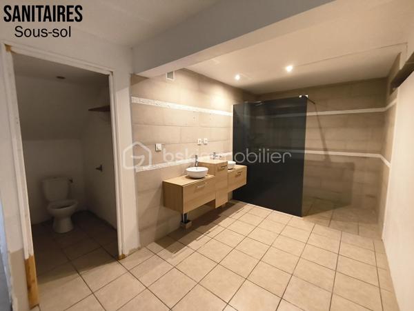 🏡 Maison récente avec piscine + niveau indépendant de 65 m² | Idéal investissement ou revenu complémentaire
Prix: 349 900 € HAI

À La Rivière Saint-Louis, dans un environnement calme, au fond d'une impasse, tout en restant à quelques minutes de la 4 voies , découvrez cette maison individuelle de 2016, offrant une configuration rare sur le marché.
Plus qu'une simple maison, c'est un bien qui s'adapte à votre projet de vie : résidence principale, revenu locatif complémentaire, activité indépendante ou investissement patrimonial.

⭐ Le véritable atout : un niveau inférieur indépendant de 65 m², quasiment rénové.
Accessible par sa propre entrée indépendante, ce niveau, déjà en grande partie rénové, représente une véritable opportunité de valorisation.

Selon votre projet, il pourra accueillir un logement indépendant, un espace de télétravail, un bureau, une activité professionnelle ou encore un logement destiné à un proche.
--> Pour une famille, cette configuration permet également d'envisager un revenu locatif complémentaire estimé entre 700 € et 800 € par mois, une solution intéressante pour contribuer au financement des mensualités du crédit.
Ou bien la possibilité d'exercer son activité professionelle sur son lieu de vie, avec un bel espace de 65m².

--> Pour un investisseur, cette configuration ouvre également la voie à une stratégie patrimoniale particulièrement intéressante grâce à la possibilité de dissocier les espaces. 
Rendement brut minimum de 7% (selon le projet choisi).

Une maison moderne et confortable:
La partie principale développe environ 90 m² habitables et comprend  au rdc:

- Une belle pièce de vie lumineuse d'environ 40 m².
- Une cuisine ouverte, neuve et entièrement équipée.
- Une suite parentale au rez-de-chaussée, avec dressing/buanderie.
- Une salle de bain
- WC indépendants
- Climatisation.

A l'étage:
- Deux chambres de 11 et 12m².

Des extérieurs agréables, à aménager selon vos souhaits.
Implantée sur une parcelle d'environ 350 m², la propriété offre également :

- Une piscine au sel de 28 m³.
- Une terrasse bois couverte.
- Un portail motorisé.
- Une vue montagne
- Jusqu'à 4 places de stationnement.
- Une prise pour véhicule électrique.
- Un système de vidéosurveillance.

Toutefois quelques finitions extérieures sont à prévoir et à budgetiser:
À la suite d'une mutation professionnelle, les propriétaires actuels n'ont pas eu le temps d'achever certains aménagements extérieurs.
La terrasse en bois, notamment sur la partie longeant la piscine, devra être reprise, le bois ayant été altéré par l'environnement de la piscine au sel. 
Quelques finitions extérieures restent également à prévoir, offrant au futur propriétaire l'opportunité de personnaliser les lieux tout en créant de la valeur.
Mais aucun gros ouevre à prévoir.

Maison non raccordée au tout à l'égout, assainissement individuel.


--> Pourquoi ce bien est différent ?

✅ Maison récente (2016)
✅ Niveau inférieur indépendant de 65 m²
✅ Deux accès indépendants
✅ Piscine au sel de 28m²
✅ Jusqu'à 4 stationnements
✅ Possibilité de générer un revenu complémentaire
✅ Une maison évolutive qui s'adapte à vos projets

Cette maison conviendra aussi bien à un investisseur recherchant un bien à fort potentiel locatif qu'à une famille souhaitant acquérir sa résidence principale 
tout en bénéficiant d'un revenu complémentaire grâce à son niveau indépendant. 

📞 Contactez-moi dès aujourd'hui pour organiser une visite et découvrir tout le potentiel de cette maison.
       Au plaisir, Caroline.

Mots-clés : Investisseur • Investissement immobilier • Potentiel locatif • Revenu complémentaire • Niveau indépendant • Entrée indépendante • Maison avec piscine • Local professionnel • Profession libérale • Bureau indépendant • Résidence principale • Maison récente • La Rivière Saint-Louis • Sud Réunion • Fort potentiel