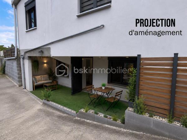 🏡 Maison récente avec piscine + niveau indépendant de 65 m² | Idéal investissement ou revenu complémentaire
Prix: 349 900 € HAI

À La Rivière Saint-Louis, dans un environnement calme, au fond d'une impasse, tout en restant à quelques minutes de la 4 voies , découvrez cette maison individuelle de 2016, offrant une configuration rare sur le marché.
Plus qu'une simple maison, c'est un bien qui s'adapte à votre projet de vie : résidence principale, revenu locatif complémentaire, activité indépendante ou investissement patrimonial.

⭐ Le véritable atout : un niveau inférieur indépendant de 65 m², quasiment rénové.
Accessible par sa propre entrée indépendante, ce niveau, déjà en grande partie rénové, représente une véritable opportunité de valorisation.

Selon votre projet, il pourra accueillir un logement indépendant, un espace de télétravail, un bureau, une activité professionnelle ou encore un logement destiné à un proche.
--> Pour une famille, cette configuration permet également d'envisager un revenu locatif complémentaire estimé entre 700 € et 800 € par mois, une solution intéressante pour contribuer au financement des mensualités du crédit.
Ou bien la possibilité d'exercer son activité professionelle sur son lieu de vie, avec un bel espace de 65m².

--> Pour un investisseur, cette configuration ouvre également la voie à une stratégie patrimoniale particulièrement intéressante grâce à la possibilité de dissocier les espaces. 
Rendement brut minimum de 7% (selon le projet choisi).

Une maison moderne et confortable:
La partie principale développe environ 90 m² habitables et comprend  au rdc:

- Une belle pièce de vie lumineuse d'environ 40 m².
- Une cuisine ouverte, neuve et entièrement équipée.
- Une suite parentale au rez-de-chaussée, avec dressing/buanderie.
- Une salle de bain
- WC indépendants
- Climatisation.

A l'étage:
- Deux chambres de 11 et 12m².

Des extérieurs agréables, à aménager selon vos souhaits.
Implantée sur une parcelle d'environ 350 m², la propriété offre également :

- Une piscine au sel de 28 m³.
- Une terrasse bois couverte.
- Un portail motorisé.
- Une vue montagne
- Jusqu'à 4 places de stationnement.
- Une prise pour véhicule électrique.
- Un système de vidéosurveillance.

Toutefois quelques finitions extérieures sont à prévoir et à budgetiser:
À la suite d'une mutation professionnelle, les propriétaires actuels n'ont pas eu le temps d'achever certains aménagements extérieurs.
La terrasse en bois, notamment sur la partie longeant la piscine, devra être reprise, le bois ayant été altéré par l'environnement de la piscine au sel. 
Quelques finitions extérieures restent également à prévoir, offrant au futur propriétaire l'opportunité de personnaliser les lieux tout en créant de la valeur.
Mais aucun gros ouevre à prévoir.

Maison non raccordée au tout à l'égout, assainissement individuel.


--> Pourquoi ce bien est différent ?

✅ Maison récente (2016)
✅ Niveau inférieur indépendant de 65 m²
✅ Deux accès indépendants
✅ Piscine au sel de 28m²
✅ Jusqu'à 4 stationnements
✅ Possibilité de générer un revenu complémentaire
✅ Une maison évolutive qui s'adapte à vos projets

Cette maison conviendra aussi bien à un investisseur recherchant un bien à fort potentiel locatif qu'à une famille souhaitant acquérir sa résidence principale 
tout en bénéficiant d'un revenu complémentaire grâce à son niveau indépendant. 

📞 Contactez-moi dès aujourd'hui pour organiser une visite et découvrir tout le potentiel de cette maison.
       Au plaisir, Caroline.

Mots-clés : Investisseur • Investissement immobilier • Potentiel locatif • Revenu complémentaire • Niveau indépendant • Entrée indépendante • Maison avec piscine • Local professionnel • Profession libérale • Bureau indépendant • Résidence principale • Maison récente • La Rivière Saint-Louis • Sud Réunion • Fort potentiel