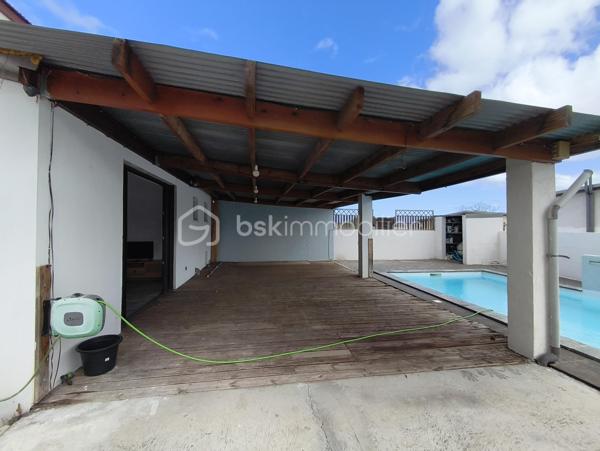 🏡 Maison récente avec piscine + niveau indépendant de 65 m² | Idéal investissement ou revenu complémentaire
Prix: 349 900 € HAI

À La Rivière Saint-Louis, dans un environnement calme, au fond d'une impasse, tout en restant à quelques minutes de la 4 voies , découvrez cette maison individuelle de 2016, offrant une configuration rare sur le marché.
Plus qu'une simple maison, c'est un bien qui s'adapte à votre projet de vie : résidence principale, revenu locatif complémentaire, activité indépendante ou investissement patrimonial.

⭐ Le véritable atout : un niveau inférieur indépendant de 65 m², quasiment rénové.
Accessible par sa propre entrée indépendante, ce niveau, déjà en grande partie rénové, représente une véritable opportunité de valorisation.

Selon votre projet, il pourra accueillir un logement indépendant, un espace de télétravail, un bureau, une activité professionnelle ou encore un logement destiné à un proche.
--> Pour une famille, cette configuration permet également d'envisager un revenu locatif complémentaire estimé entre 700 € et 800 € par mois, une solution intéressante pour contribuer au financement des mensualités du crédit.
Ou bien la possibilité d'exercer son activité professionelle sur son lieu de vie, avec un bel espace de 65m².

--> Pour un investisseur, cette configuration ouvre également la voie à une stratégie patrimoniale particulièrement intéressante grâce à la possibilité de dissocier les espaces. 
Rendement brut minimum de 7% (selon le projet choisi).

Une maison moderne et confortable:
La partie principale développe environ 90 m² habitables et comprend  au rdc:

- Une belle pièce de vie lumineuse d'environ 40 m².
- Une cuisine ouverte, neuve et entièrement équipée.
- Une suite parentale au rez-de-chaussée, avec dressing/buanderie.
- Une salle de bain
- WC indépendants
- Climatisation.

A l'étage:
- Deux chambres de 11 et 12m².

Des extérieurs agréables, à aménager selon vos souhaits.
Implantée sur une parcelle d'environ 350 m², la propriété offre également :

- Une piscine au sel de 28 m³.
- Une terrasse bois couverte.
- Un portail motorisé.
- Une vue montagne
- Jusqu'à 4 places de stationnement.
- Une prise pour véhicule électrique.
- Un système de vidéosurveillance.

Toutefois quelques finitions extérieures sont à prévoir et à budgetiser:
À la suite d'une mutation professionnelle, les propriétaires actuels n'ont pas eu le temps d'achever certains aménagements extérieurs.
La terrasse en bois, notamment sur la partie longeant la piscine, devra être reprise, le bois ayant été altéré par l'environnement de la piscine au sel. 
Quelques finitions extérieures restent également à prévoir, offrant au futur propriétaire l'opportunité de personnaliser les lieux tout en créant de la valeur.
Mais aucun gros ouevre à prévoir.

Maison non raccordée au tout à l'égout, assainissement individuel.


--> Pourquoi ce bien est différent ?

✅ Maison récente (2016)
✅ Niveau inférieur indépendant de 65 m²
✅ Deux accès indépendants
✅ Piscine au sel de 28m²
✅ Jusqu'à 4 stationnements
✅ Possibilité de générer un revenu complémentaire
✅ Une maison évolutive qui s'adapte à vos projets

Cette maison conviendra aussi bien à un investisseur recherchant un bien à fort potentiel locatif qu'à une famille souhaitant acquérir sa résidence principale 
tout en bénéficiant d'un revenu complémentaire grâce à son niveau indépendant. 

📞 Contactez-moi dès aujourd'hui pour organiser une visite et découvrir tout le potentiel de cette maison.
       Au plaisir, Caroline.

Mots-clés : Investisseur • Investissement immobilier • Potentiel locatif • Revenu complémentaire • Niveau indépendant • Entrée indépendante • Maison avec piscine • Local professionnel • Profession libérale • Bureau indépendant • Résidence principale • Maison récente • La Rivière Saint-Louis • Sud Réunion • Fort potentiel