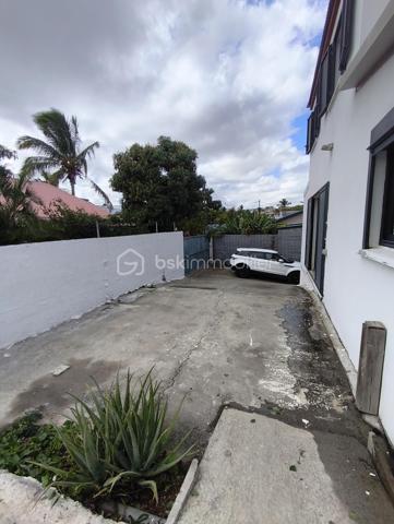 🏡 Maison récente avec piscine + niveau indépendant de 65 m² | Idéal investissement ou revenu complémentaire
Prix: 349 900 € HAI

À La Rivière Saint-Louis, dans un environnement calme, au fond d'une impasse, tout en restant à quelques minutes de la 4 voies , découvrez cette maison individuelle de 2016, offrant une configuration rare sur le marché.
Plus qu'une simple maison, c'est un bien qui s'adapte à votre projet de vie : résidence principale, revenu locatif complémentaire, activité indépendante ou investissement patrimonial.

⭐ Le véritable atout : un niveau inférieur indépendant de 65 m², quasiment rénové.
Accessible par sa propre entrée indépendante, ce niveau, déjà en grande partie rénové, représente une véritable opportunité de valorisation.

Selon votre projet, il pourra accueillir un logement indépendant, un espace de télétravail, un bureau, une activité professionnelle ou encore un logement destiné à un proche.
--> Pour une famille, cette configuration permet également d'envisager un revenu locatif complémentaire estimé entre 700 € et 800 € par mois, une solution intéressante pour contribuer au financement des mensualités du crédit.
Ou bien la possibilité d'exercer son activité professionelle sur son lieu de vie, avec un bel espace de 65m².

--> Pour un investisseur, cette configuration ouvre également la voie à une stratégie patrimoniale particulièrement intéressante grâce à la possibilité de dissocier les espaces. 
Rendement brut minimum de 7% (selon le projet choisi).

Une maison moderne et confortable:
La partie principale développe environ 90 m² habitables et comprend  au rdc:

- Une belle pièce de vie lumineuse d'environ 40 m².
- Une cuisine ouverte, neuve et entièrement équipée.
- Une suite parentale au rez-de-chaussée, avec dressing/buanderie.
- Une salle de bain
- WC indépendants
- Climatisation.

A l'étage:
- Deux chambres de 11 et 12m².

Des extérieurs agréables, à aménager selon vos souhaits.
Implantée sur une parcelle d'environ 350 m², la propriété offre également :

- Une piscine au sel de 28 m³.
- Une terrasse bois couverte.
- Un portail motorisé.
- Une vue montagne
- Jusqu'à 4 places de stationnement.
- Une prise pour véhicule électrique.
- Un système de vidéosurveillance.

Toutefois quelques finitions extérieures sont à prévoir et à budgetiser:
À la suite d'une mutation professionnelle, les propriétaires actuels n'ont pas eu le temps d'achever certains aménagements extérieurs.
La terrasse en bois, notamment sur la partie longeant la piscine, devra être reprise, le bois ayant été altéré par l'environnement de la piscine au sel. 
Quelques finitions extérieures restent également à prévoir, offrant au futur propriétaire l'opportunité de personnaliser les lieux tout en créant de la valeur.
Mais aucun gros ouevre à prévoir.

Maison non raccordée au tout à l'égout, assainissement individuel.


--> Pourquoi ce bien est différent ?

✅ Maison récente (2016)
✅ Niveau inférieur indépendant de 65 m²
✅ Deux accès indépendants
✅ Piscine au sel de 28m²
✅ Jusqu'à 4 stationnements
✅ Possibilité de générer un revenu complémentaire
✅ Une maison évolutive qui s'adapte à vos projets

Cette maison conviendra aussi bien à un investisseur recherchant un bien à fort potentiel locatif qu'à une famille souhaitant acquérir sa résidence principale 
tout en bénéficiant d'un revenu complémentaire grâce à son niveau indépendant. 

📞 Contactez-moi dès aujourd'hui pour organiser une visite et découvrir tout le potentiel de cette maison.
       Au plaisir, Caroline.

Mots-clés : Investisseur • Investissement immobilier • Potentiel locatif • Revenu complémentaire • Niveau indépendant • Entrée indépendante • Maison avec piscine • Local professionnel • Profession libérale • Bureau indépendant • Résidence principale • Maison récente • La Rivière Saint-Louis • Sud Réunion • Fort potentiel