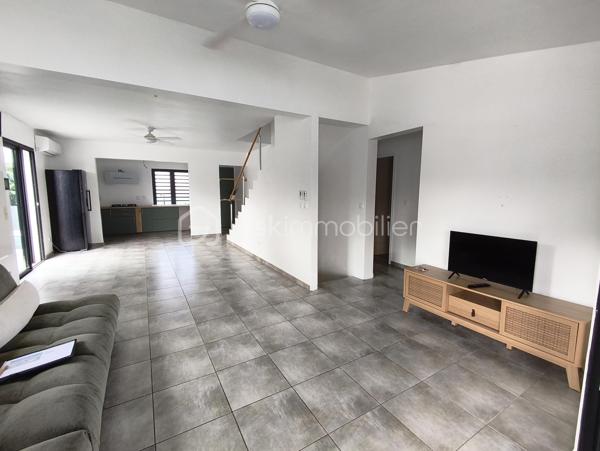 🏡 Maison récente avec piscine + niveau indépendant de 65 m² | Idéal investissement ou revenu complémentaire
Prix: 349 900 € HAI

À La Rivière Saint-Louis, dans un environnement calme, au fond d'une impasse, tout en restant à quelques minutes de la 4 voies , découvrez cette maison individuelle de 2016, offrant une configuration rare sur le marché.
Plus qu'une simple maison, c'est un bien qui s'adapte à votre projet de vie : résidence principale, revenu locatif complémentaire, activité indépendante ou investissement patrimonial.

⭐ Le véritable atout : un niveau inférieur indépendant de 65 m², quasiment rénové.
Accessible par sa propre entrée indépendante, ce niveau, déjà en grande partie rénové, représente une véritable opportunité de valorisation.

Selon votre projet, il pourra accueillir un logement indépendant, un espace de télétravail, un bureau, une activité professionnelle ou encore un logement destiné à un proche.
--> Pour une famille, cette configuration permet également d'envisager un revenu locatif complémentaire estimé entre 700 € et 800 € par mois, une solution intéressante pour contribuer au financement des mensualités du crédit.
Ou bien la possibilité d'exercer son activité professionelle sur son lieu de vie, avec un bel espace de 65m².

--> Pour un investisseur, cette configuration ouvre également la voie à une stratégie patrimoniale particulièrement intéressante grâce à la possibilité de dissocier les espaces. 
Rendement brut minimum de 7% (selon le projet choisi).

Une maison moderne et confortable:
La partie principale développe environ 90 m² habitables et comprend  au rdc:

- Une belle pièce de vie lumineuse d'environ 40 m².
- Une cuisine ouverte, neuve et entièrement équipée.
- Une suite parentale au rez-de-chaussée, avec dressing/buanderie.
- Une salle de bain
- WC indépendants
- Climatisation.

A l'étage:
- Deux chambres de 11 et 12m².

Des extérieurs agréables, à aménager selon vos souhaits.
Implantée sur une parcelle d'environ 350 m², la propriété offre également :

- Une piscine au sel de 28 m³.
- Une terrasse bois couverte.
- Un portail motorisé.
- Une vue montagne
- Jusqu'à 4 places de stationnement.
- Une prise pour véhicule électrique.
- Un système de vidéosurveillance.

Toutefois quelques finitions extérieures sont à prévoir et à budgetiser:
À la suite d'une mutation professionnelle, les propriétaires actuels n'ont pas eu le temps d'achever certains aménagements extérieurs.
La terrasse en bois, notamment sur la partie longeant la piscine, devra être reprise, le bois ayant été altéré par l'environnement de la piscine au sel. 
Quelques finitions extérieures restent également à prévoir, offrant au futur propriétaire l'opportunité de personnaliser les lieux tout en créant de la valeur.
Mais aucun gros ouevre à prévoir.

Maison non raccordée au tout à l'égout, assainissement individuel.


--> Pourquoi ce bien est différent ?

✅ Maison récente (2016)
✅ Niveau inférieur indépendant de 65 m²
✅ Deux accès indépendants
✅ Piscine au sel de 28m²
✅ Jusqu'à 4 stationnements
✅ Possibilité de générer un revenu complémentaire
✅ Une maison évolutive qui s'adapte à vos projets

Cette maison conviendra aussi bien à un investisseur recherchant un bien à fort potentiel locatif qu'à une famille souhaitant acquérir sa résidence principale 
tout en bénéficiant d'un revenu complémentaire grâce à son niveau indépendant. 

📞 Contactez-moi dès aujourd'hui pour organiser une visite et découvrir tout le potentiel de cette maison.
       Au plaisir, Caroline.

Mots-clés : Investisseur • Investissement immobilier • Potentiel locatif • Revenu complémentaire • Niveau indépendant • Entrée indépendante • Maison avec piscine • Local professionnel • Profession libérale • Bureau indépendant • Résidence principale • Maison récente • La Rivière Saint-Louis • Sud Réunion • Fort potentiel