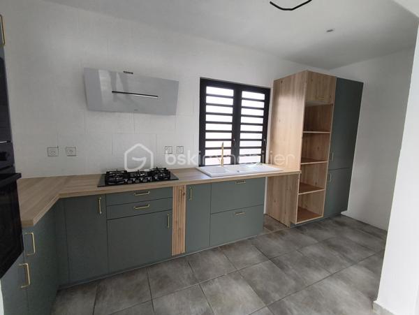 🏡 Maison récente avec piscine + niveau indépendant de 65 m² | Idéal investissement ou revenu complémentaire
Prix: 349 900 € HAI

À La Rivière Saint-Louis, dans un environnement calme, au fond d'une impasse, tout en restant à quelques minutes de la 4 voies , découvrez cette maison individuelle de 2016, offrant une configuration rare sur le marché.
Plus qu'une simple maison, c'est un bien qui s'adapte à votre projet de vie : résidence principale, revenu locatif complémentaire, activité indépendante ou investissement patrimonial.

⭐ Le véritable atout : un niveau inférieur indépendant de 65 m², quasiment rénové.
Accessible par sa propre entrée indépendante, ce niveau, déjà en grande partie rénové, représente une véritable opportunité de valorisation.

Selon votre projet, il pourra accueillir un logement indépendant, un espace de télétravail, un bureau, une activité professionnelle ou encore un logement destiné à un proche.
--> Pour une famille, cette configuration permet également d'envisager un revenu locatif complémentaire estimé entre 700 € et 800 € par mois, une solution intéressante pour contribuer au financement des mensualités du crédit.
Ou bien la possibilité d'exercer son activité professionelle sur son lieu de vie, avec un bel espace de 65m².

--> Pour un investisseur, cette configuration ouvre également la voie à une stratégie patrimoniale particulièrement intéressante grâce à la possibilité de dissocier les espaces. 
Rendement brut minimum de 7% (selon le projet choisi).

Une maison moderne et confortable:
La partie principale développe environ 90 m² habitables et comprend  au rdc:

- Une belle pièce de vie lumineuse d'environ 40 m².
- Une cuisine ouverte, neuve et entièrement équipée.
- Une suite parentale au rez-de-chaussée, avec dressing/buanderie.
- Une salle de bain
- WC indépendants
- Climatisation.

A l'étage:
- Deux chambres de 11 et 12m².

Des extérieurs agréables, à aménager selon vos souhaits.
Implantée sur une parcelle d'environ 350 m², la propriété offre également :

- Une piscine au sel de 28 m³.
- Une terrasse bois couverte.
- Un portail motorisé.
- Une vue montagne
- Jusqu'à 4 places de stationnement.
- Une prise pour véhicule électrique.
- Un système de vidéosurveillance.

Toutefois quelques finitions extérieures sont à prévoir et à budgetiser:
À la suite d'une mutation professionnelle, les propriétaires actuels n'ont pas eu le temps d'achever certains aménagements extérieurs.
La terrasse en bois, notamment sur la partie longeant la piscine, devra être reprise, le bois ayant été altéré par l'environnement de la piscine au sel. 
Quelques finitions extérieures restent également à prévoir, offrant au futur propriétaire l'opportunité de personnaliser les lieux tout en créant de la valeur.
Mais aucun gros ouevre à prévoir.

Maison non raccordée au tout à l'égout, assainissement individuel.


--> Pourquoi ce bien est différent ?

✅ Maison récente (2016)
✅ Niveau inférieur indépendant de 65 m²
✅ Deux accès indépendants
✅ Piscine au sel de 28m²
✅ Jusqu'à 4 stationnements
✅ Possibilité de générer un revenu complémentaire
✅ Une maison évolutive qui s'adapte à vos projets

Cette maison conviendra aussi bien à un investisseur recherchant un bien à fort potentiel locatif qu'à une famille souhaitant acquérir sa résidence principale 
tout en bénéficiant d'un revenu complémentaire grâce à son niveau indépendant. 

📞 Contactez-moi dès aujourd'hui pour organiser une visite et découvrir tout le potentiel de cette maison.
       Au plaisir, Caroline.

Mots-clés : Investisseur • Investissement immobilier • Potentiel locatif • Revenu complémentaire • Niveau indépendant • Entrée indépendante • Maison avec piscine • Local professionnel • Profession libérale • Bureau indépendant • Résidence principale • Maison récente • La Rivière Saint-Louis • Sud Réunion • Fort potentiel