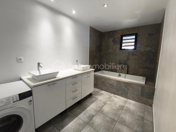 🏡 Maison récente avec piscine + niveau indépendant de 65 m² | Idéal investissement ou revenu complémentaire
Prix: 349 900 € HAI

À La Rivière Saint-Louis, dans un environnement calme, au fond d'une impasse, tout en restant à quelques minutes de la 4 voies , découvrez cette maison individuelle de 2016, offrant une configuration rare sur le marché.
Plus qu'une simple maison, c'est un bien qui s'adapte à votre projet de vie : résidence principale, revenu locatif complémentaire, activité indépendante ou investissement patrimonial.

⭐ Le véritable atout : un niveau inférieur indépendant de 65 m², quasiment rénové.
Accessible par sa propre entrée indépendante, ce niveau, déjà en grande partie rénové, représente une véritable opportunité de valorisation.

Selon votre projet, il pourra accueillir un logement indépendant, un espace de télétravail, un bureau, une activité professionnelle ou encore un logement destiné à un proche.
--> Pour une famille, cette configuration permet également d'envisager un revenu locatif complémentaire estimé entre 700 € et 800 € par mois, une solution intéressante pour contribuer au financement des mensualités du crédit.
Ou bien la possibilité d'exercer son activité professionelle sur son lieu de vie, avec un bel espace de 65m².

--> Pour un investisseur, cette configuration ouvre également la voie à une stratégie patrimoniale particulièrement intéressante grâce à la possibilité de dissocier les espaces. 
Rendement brut minimum de 7% (selon le projet choisi).

Une maison moderne et confortable:
La partie principale développe environ 90 m² habitables et comprend  au rdc:

- Une belle pièce de vie lumineuse d'environ 40 m².
- Une cuisine ouverte, neuve et entièrement équipée.
- Une suite parentale au rez-de-chaussée, avec dressing/buanderie.
- Une salle de bain
- WC indépendants
- Climatisation.

A l'étage:
- Deux chambres de 11 et 12m².

Des extérieurs agréables, à aménager selon vos souhaits.
Implantée sur une parcelle d'environ 350 m², la propriété offre également :

- Une piscine au sel de 28 m³.
- Une terrasse bois couverte.
- Un portail motorisé.
- Une vue montagne
- Jusqu'à 4 places de stationnement.
- Une prise pour véhicule électrique.
- Un système de vidéosurveillance.

Toutefois quelques finitions extérieures sont à prévoir et à budgetiser:
À la suite d'une mutation professionnelle, les propriétaires actuels n'ont pas eu le temps d'achever certains aménagements extérieurs.
La terrasse en bois, notamment sur la partie longeant la piscine, devra être reprise, le bois ayant été altéré par l'environnement de la piscine au sel. 
Quelques finitions extérieures restent également à prévoir, offrant au futur propriétaire l'opportunité de personnaliser les lieux tout en créant de la valeur.
Mais aucun gros ouevre à prévoir.

Maison non raccordée au tout à l'égout, assainissement individuel.


--> Pourquoi ce bien est différent ?

✅ Maison récente (2016)
✅ Niveau inférieur indépendant de 65 m²
✅ Deux accès indépendants
✅ Piscine au sel de 28m²
✅ Jusqu'à 4 stationnements
✅ Possibilité de générer un revenu complémentaire
✅ Une maison évolutive qui s'adapte à vos projets

Cette maison conviendra aussi bien à un investisseur recherchant un bien à fort potentiel locatif qu'à une famille souhaitant acquérir sa résidence principale 
tout en bénéficiant d'un revenu complémentaire grâce à son niveau indépendant. 

📞 Contactez-moi dès aujourd'hui pour organiser une visite et découvrir tout le potentiel de cette maison.
       Au plaisir, Caroline.

Mots-clés : Investisseur • Investissement immobilier • Potentiel locatif • Revenu complémentaire • Niveau indépendant • Entrée indépendante • Maison avec piscine • Local professionnel • Profession libérale • Bureau indépendant • Résidence principale • Maison récente • La Rivière Saint-Louis • Sud Réunion • Fort potentiel