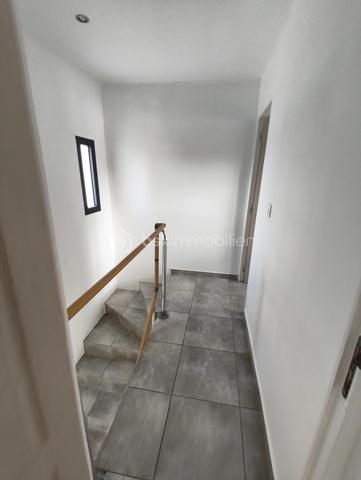 🏡 Maison récente avec piscine + niveau indépendant de 65 m² | Idéal investissement ou revenu complémentaire
Prix: 349 900 € HAI

À La Rivière Saint-Louis, dans un environnement calme, au fond d'une impasse, tout en restant à quelques minutes de la 4 voies , découvrez cette maison individuelle de 2016, offrant une configuration rare sur le marché.
Plus qu'une simple maison, c'est un bien qui s'adapte à votre projet de vie : résidence principale, revenu locatif complémentaire, activité indépendante ou investissement patrimonial.

⭐ Le véritable atout : un niveau inférieur indépendant de 65 m², quasiment rénové.
Accessible par sa propre entrée indépendante, ce niveau, déjà en grande partie rénové, représente une véritable opportunité de valorisation.

Selon votre projet, il pourra accueillir un logement indépendant, un espace de télétravail, un bureau, une activité professionnelle ou encore un logement destiné à un proche.
--> Pour une famille, cette configuration permet également d'envisager un revenu locatif complémentaire estimé entre 700 € et 800 € par mois, une solution intéressante pour contribuer au financement des mensualités du crédit.
Ou bien la possibilité d'exercer son activité professionelle sur son lieu de vie, avec un bel espace de 65m².

--> Pour un investisseur, cette configuration ouvre également la voie à une stratégie patrimoniale particulièrement intéressante grâce à la possibilité de dissocier les espaces. 
Rendement brut minimum de 7% (selon le projet choisi).

Une maison moderne et confortable:
La partie principale développe environ 90 m² habitables et comprend  au rdc:

- Une belle pièce de vie lumineuse d'environ 40 m².
- Une cuisine ouverte, neuve et entièrement équipée.
- Une suite parentale au rez-de-chaussée, avec dressing/buanderie.
- Une salle de bain
- WC indépendants
- Climatisation.

A l'étage:
- Deux chambres de 11 et 12m².

Des extérieurs agréables, à aménager selon vos souhaits.
Implantée sur une parcelle d'environ 350 m², la propriété offre également :

- Une piscine au sel de 28 m³.
- Une terrasse bois couverte.
- Un portail motorisé.
- Une vue montagne
- Jusqu'à 4 places de stationnement.
- Une prise pour véhicule électrique.
- Un système de vidéosurveillance.

Toutefois quelques finitions extérieures sont à prévoir et à budgetiser:
À la suite d'une mutation professionnelle, les propriétaires actuels n'ont pas eu le temps d'achever certains aménagements extérieurs.
La terrasse en bois, notamment sur la partie longeant la piscine, devra être reprise, le bois ayant été altéré par l'environnement de la piscine au sel. 
Quelques finitions extérieures restent également à prévoir, offrant au futur propriétaire l'opportunité de personnaliser les lieux tout en créant de la valeur.
Mais aucun gros ouevre à prévoir.

Maison non raccordée au tout à l'égout, assainissement individuel.


--> Pourquoi ce bien est différent ?

✅ Maison récente (2016)
✅ Niveau inférieur indépendant de 65 m²
✅ Deux accès indépendants
✅ Piscine au sel de 28m²
✅ Jusqu'à 4 stationnements
✅ Possibilité de générer un revenu complémentaire
✅ Une maison évolutive qui s'adapte à vos projets

Cette maison conviendra aussi bien à un investisseur recherchant un bien à fort potentiel locatif qu'à une famille souhaitant acquérir sa résidence principale 
tout en bénéficiant d'un revenu complémentaire grâce à son niveau indépendant. 

📞 Contactez-moi dès aujourd'hui pour organiser une visite et découvrir tout le potentiel de cette maison.
       Au plaisir, Caroline.

Mots-clés : Investisseur • Investissement immobilier • Potentiel locatif • Revenu complémentaire • Niveau indépendant • Entrée indépendante • Maison avec piscine • Local professionnel • Profession libérale • Bureau indépendant • Résidence principale • Maison récente • La Rivière Saint-Louis • Sud Réunion • Fort potentiel