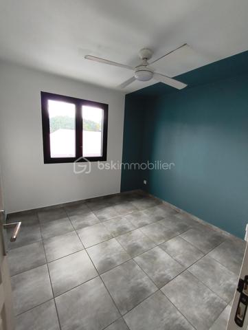 🏡 Maison récente avec piscine + niveau indépendant de 65 m² | Idéal investissement ou revenu complémentaire
Prix: 349 900 € HAI

À La Rivière Saint-Louis, dans un environnement calme, au fond d'une impasse, tout en restant à quelques minutes de la 4 voies , découvrez cette maison individuelle de 2016, offrant une configuration rare sur le marché.
Plus qu'une simple maison, c'est un bien qui s'adapte à votre projet de vie : résidence principale, revenu locatif complémentaire, activité indépendante ou investissement patrimonial.

⭐ Le véritable atout : un niveau inférieur indépendant de 65 m², quasiment rénové.
Accessible par sa propre entrée indépendante, ce niveau, déjà en grande partie rénové, représente une véritable opportunité de valorisation.

Selon votre projet, il pourra accueillir un logement indépendant, un espace de télétravail, un bureau, une activité professionnelle ou encore un logement destiné à un proche.
--> Pour une famille, cette configuration permet également d'envisager un revenu locatif complémentaire estimé entre 700 € et 800 € par mois, une solution intéressante pour contribuer au financement des mensualités du crédit.
Ou bien la possibilité d'exercer son activité professionelle sur son lieu de vie, avec un bel espace de 65m².

--> Pour un investisseur, cette configuration ouvre également la voie à une stratégie patrimoniale particulièrement intéressante grâce à la possibilité de dissocier les espaces. 
Rendement brut minimum de 7% (selon le projet choisi).

Une maison moderne et confortable:
La partie principale développe environ 90 m² habitables et comprend  au rdc:

- Une belle pièce de vie lumineuse d'environ 40 m².
- Une cuisine ouverte, neuve et entièrement équipée.
- Une suite parentale au rez-de-chaussée, avec dressing/buanderie.
- Une salle de bain
- WC indépendants
- Climatisation.

A l'étage:
- Deux chambres de 11 et 12m².

Des extérieurs agréables, à aménager selon vos souhaits.
Implantée sur une parcelle d'environ 350 m², la propriété offre également :

- Une piscine au sel de 28 m³.
- Une terrasse bois couverte.
- Un portail motorisé.
- Une vue montagne
- Jusqu'à 4 places de stationnement.
- Une prise pour véhicule électrique.
- Un système de vidéosurveillance.

Toutefois quelques finitions extérieures sont à prévoir et à budgetiser:
À la suite d'une mutation professionnelle, les propriétaires actuels n'ont pas eu le temps d'achever certains aménagements extérieurs.
La terrasse en bois, notamment sur la partie longeant la piscine, devra être reprise, le bois ayant été altéré par l'environnement de la piscine au sel. 
Quelques finitions extérieures restent également à prévoir, offrant au futur propriétaire l'opportunité de personnaliser les lieux tout en créant de la valeur.
Mais aucun gros ouevre à prévoir.

Maison non raccordée au tout à l'égout, assainissement individuel.


--> Pourquoi ce bien est différent ?

✅ Maison récente (2016)
✅ Niveau inférieur indépendant de 65 m²
✅ Deux accès indépendants
✅ Piscine au sel de 28m²
✅ Jusqu'à 4 stationnements
✅ Possibilité de générer un revenu complémentaire
✅ Une maison évolutive qui s'adapte à vos projets

Cette maison conviendra aussi bien à un investisseur recherchant un bien à fort potentiel locatif qu'à une famille souhaitant acquérir sa résidence principale 
tout en bénéficiant d'un revenu complémentaire grâce à son niveau indépendant. 

📞 Contactez-moi dès aujourd'hui pour organiser une visite et découvrir tout le potentiel de cette maison.
       Au plaisir, Caroline.

Mots-clés : Investisseur • Investissement immobilier • Potentiel locatif • Revenu complémentaire • Niveau indépendant • Entrée indépendante • Maison avec piscine • Local professionnel • Profession libérale • Bureau indépendant • Résidence principale • Maison récente • La Rivière Saint-Louis • Sud Réunion • Fort potentiel