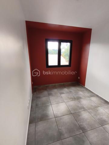 🏡 Maison récente avec piscine + niveau indépendant de 65 m² | Idéal investissement ou revenu complémentaire
Prix: 349 900 € HAI

À La Rivière Saint-Louis, dans un environnement calme, au fond d'une impasse, tout en restant à quelques minutes de la 4 voies , découvrez cette maison individuelle de 2016, offrant une configuration rare sur le marché.
Plus qu'une simple maison, c'est un bien qui s'adapte à votre projet de vie : résidence principale, revenu locatif complémentaire, activité indépendante ou investissement patrimonial.

⭐ Le véritable atout : un niveau inférieur indépendant de 65 m², quasiment rénové.
Accessible par sa propre entrée indépendante, ce niveau, déjà en grande partie rénové, représente une véritable opportunité de valorisation.

Selon votre projet, il pourra accueillir un logement indépendant, un espace de télétravail, un bureau, une activité professionnelle ou encore un logement destiné à un proche.
--> Pour une famille, cette configuration permet également d'envisager un revenu locatif complémentaire estimé entre 700 € et 800 € par mois, une solution intéressante pour contribuer au financement des mensualités du crédit.
Ou bien la possibilité d'exercer son activité professionelle sur son lieu de vie, avec un bel espace de 65m².

--> Pour un investisseur, cette configuration ouvre également la voie à une stratégie patrimoniale particulièrement intéressante grâce à la possibilité de dissocier les espaces. 
Rendement brut minimum de 7% (selon le projet choisi).

Une maison moderne et confortable:
La partie principale développe environ 90 m² habitables et comprend  au rdc:

- Une belle pièce de vie lumineuse d'environ 40 m².
- Une cuisine ouverte, neuve et entièrement équipée.
- Une suite parentale au rez-de-chaussée, avec dressing/buanderie.
- Une salle de bain
- WC indépendants
- Climatisation.

A l'étage:
- Deux chambres de 11 et 12m².

Des extérieurs agréables, à aménager selon vos souhaits.
Implantée sur une parcelle d'environ 350 m², la propriété offre également :

- Une piscine au sel de 28 m³.
- Une terrasse bois couverte.
- Un portail motorisé.
- Une vue montagne
- Jusqu'à 4 places de stationnement.
- Une prise pour véhicule électrique.
- Un système de vidéosurveillance.

Toutefois quelques finitions extérieures sont à prévoir et à budgetiser:
À la suite d'une mutation professionnelle, les propriétaires actuels n'ont pas eu le temps d'achever certains aménagements extérieurs.
La terrasse en bois, notamment sur la partie longeant la piscine, devra être reprise, le bois ayant été altéré par l'environnement de la piscine au sel. 
Quelques finitions extérieures restent également à prévoir, offrant au futur propriétaire l'opportunité de personnaliser les lieux tout en créant de la valeur.
Mais aucun gros ouevre à prévoir.

Maison non raccordée au tout à l'égout, assainissement individuel.


--> Pourquoi ce bien est différent ?

✅ Maison récente (2016)
✅ Niveau inférieur indépendant de 65 m²
✅ Deux accès indépendants
✅ Piscine au sel de 28m²
✅ Jusqu'à 4 stationnements
✅ Possibilité de générer un revenu complémentaire
✅ Une maison évolutive qui s'adapte à vos projets

Cette maison conviendra aussi bien à un investisseur recherchant un bien à fort potentiel locatif qu'à une famille souhaitant acquérir sa résidence principale 
tout en bénéficiant d'un revenu complémentaire grâce à son niveau indépendant. 

📞 Contactez-moi dès aujourd'hui pour organiser une visite et découvrir tout le potentiel de cette maison.
       Au plaisir, Caroline.

Mots-clés : Investisseur • Investissement immobilier • Potentiel locatif • Revenu complémentaire • Niveau indépendant • Entrée indépendante • Maison avec piscine • Local professionnel • Profession libérale • Bureau indépendant • Résidence principale • Maison récente • La Rivière Saint-Louis • Sud Réunion • Fort potentiel