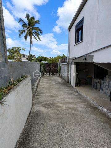 🏡 Maison récente avec piscine + niveau indépendant de 65 m² | Idéal investissement ou revenu complémentaire
Prix: 349 900 € HAI

À La Rivière Saint-Louis, dans un environnement calme, au fond d'une impasse, tout en restant à quelques minutes de la 4 voies , découvrez cette maison individuelle de 2016, offrant une configuration rare sur le marché.
Plus qu'une simple maison, c'est un bien qui s'adapte à votre projet de vie : résidence principale, revenu locatif complémentaire, activité indépendante ou investissement patrimonial.

⭐ Le véritable atout : un niveau inférieur indépendant de 65 m², quasiment rénové.
Accessible par sa propre entrée indépendante, ce niveau, déjà en grande partie rénové, représente une véritable opportunité de valorisation.

Selon votre projet, il pourra accueillir un logement indépendant, un espace de télétravail, un bureau, une activité professionnelle ou encore un logement destiné à un proche.
--> Pour une famille, cette configuration permet également d'envisager un revenu locatif complémentaire estimé entre 700 € et 800 € par mois, une solution intéressante pour contribuer au financement des mensualités du crédit.
Ou bien la possibilité d'exercer son activité professionelle sur son lieu de vie, avec un bel espace de 65m².

--> Pour un investisseur, cette configuration ouvre également la voie à une stratégie patrimoniale particulièrement intéressante grâce à la possibilité de dissocier les espaces. 
Rendement brut minimum de 7% (selon le projet choisi).

Une maison moderne et confortable:
La partie principale développe environ 90 m² habitables et comprend  au rdc:

- Une belle pièce de vie lumineuse d'environ 40 m².
- Une cuisine ouverte, neuve et entièrement équipée.
- Une suite parentale au rez-de-chaussée, avec dressing/buanderie.
- Une salle de bain
- WC indépendants
- Climatisation.

A l'étage:
- Deux chambres de 11 et 12m².

Des extérieurs agréables, à aménager selon vos souhaits.
Implantée sur une parcelle d'environ 350 m², la propriété offre également :

- Une piscine au sel de 28 m³.
- Une terrasse bois couverte.
- Un portail motorisé.
- Une vue montagne
- Jusqu'à 4 places de stationnement.
- Une prise pour véhicule électrique.
- Un système de vidéosurveillance.

Toutefois quelques finitions extérieures sont à prévoir et à budgetiser:
À la suite d'une mutation professionnelle, les propriétaires actuels n'ont pas eu le temps d'achever certains aménagements extérieurs.
La terrasse en bois, notamment sur la partie longeant la piscine, devra être reprise, le bois ayant été altéré par l'environnement de la piscine au sel. 
Quelques finitions extérieures restent également à prévoir, offrant au futur propriétaire l'opportunité de personnaliser les lieux tout en créant de la valeur.
Mais aucun gros ouevre à prévoir.

Maison non raccordée au tout à l'égout, assainissement individuel.


--> Pourquoi ce bien est différent ?

✅ Maison récente (2016)
✅ Niveau inférieur indépendant de 65 m²
✅ Deux accès indépendants
✅ Piscine au sel de 28m²
✅ Jusqu'à 4 stationnements
✅ Possibilité de générer un revenu complémentaire
✅ Une maison évolutive qui s'adapte à vos projets

Cette maison conviendra aussi bien à un investisseur recherchant un bien à fort potentiel locatif qu'à une famille souhaitant acquérir sa résidence principale 
tout en bénéficiant d'un revenu complémentaire grâce à son niveau indépendant. 

📞 Contactez-moi dès aujourd'hui pour organiser une visite et découvrir tout le potentiel de cette maison.
       Au plaisir, Caroline.

Mots-clés : Investisseur • Investissement immobilier • Potentiel locatif • Revenu complémentaire • Niveau indépendant • Entrée indépendante • Maison avec piscine • Local professionnel • Profession libérale • Bureau indépendant • Résidence principale • Maison récente • La Rivière Saint-Louis • Sud Réunion • Fort potentiel