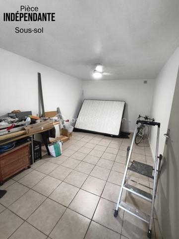 🏡 Maison récente avec piscine + niveau indépendant de 65 m² | Idéal investissement ou revenu complémentaire
Prix: 349 900 € HAI

À La Rivière Saint-Louis, dans un environnement calme, au fond d'une impasse, tout en restant à quelques minutes de la 4 voies , découvrez cette maison individuelle de 2016, offrant une configuration rare sur le marché.
Plus qu'une simple maison, c'est un bien qui s'adapte à votre projet de vie : résidence principale, revenu locatif complémentaire, activité indépendante ou investissement patrimonial.

⭐ Le véritable atout : un niveau inférieur indépendant de 65 m², quasiment rénové.
Accessible par sa propre entrée indépendante, ce niveau, déjà en grande partie rénové, représente une véritable opportunité de valorisation.

Selon votre projet, il pourra accueillir un logement indépendant, un espace de télétravail, un bureau, une activité professionnelle ou encore un logement destiné à un proche.
--> Pour une famille, cette configuration permet également d'envisager un revenu locatif complémentaire estimé entre 700 € et 800 € par mois, une solution intéressante pour contribuer au financement des mensualités du crédit.
Ou bien la possibilité d'exercer son activité professionelle sur son lieu de vie, avec un bel espace de 65m².

--> Pour un investisseur, cette configuration ouvre également la voie à une stratégie patrimoniale particulièrement intéressante grâce à la possibilité de dissocier les espaces. 
Rendement brut minimum de 7% (selon le projet choisi).

Une maison moderne et confortable:
La partie principale développe environ 90 m² habitables et comprend  au rdc:

- Une belle pièce de vie lumineuse d'environ 40 m².
- Une cuisine ouverte, neuve et entièrement équipée.
- Une suite parentale au rez-de-chaussée, avec dressing/buanderie.
- Une salle de bain
- WC indépendants
- Climatisation.

A l'étage:
- Deux chambres de 11 et 12m².

Des extérieurs agréables, à aménager selon vos souhaits.
Implantée sur une parcelle d'environ 350 m², la propriété offre également :

- Une piscine au sel de 28 m³.
- Une terrasse bois couverte.
- Un portail motorisé.
- Une vue montagne
- Jusqu'à 4 places de stationnement.
- Une prise pour véhicule électrique.
- Un système de vidéosurveillance.

Toutefois quelques finitions extérieures sont à prévoir et à budgetiser:
À la suite d'une mutation professionnelle, les propriétaires actuels n'ont pas eu le temps d'achever certains aménagements extérieurs.
La terrasse en bois, notamment sur la partie longeant la piscine, devra être reprise, le bois ayant été altéré par l'environnement de la piscine au sel. 
Quelques finitions extérieures restent également à prévoir, offrant au futur propriétaire l'opportunité de personnaliser les lieux tout en créant de la valeur.
Mais aucun gros ouevre à prévoir.

Maison non raccordée au tout à l'égout, assainissement individuel.


--> Pourquoi ce bien est différent ?

✅ Maison récente (2016)
✅ Niveau inférieur indépendant de 65 m²
✅ Deux accès indépendants
✅ Piscine au sel de 28m²
✅ Jusqu'à 4 stationnements
✅ Possibilité de générer un revenu complémentaire
✅ Une maison évolutive qui s'adapte à vos projets

Cette maison conviendra aussi bien à un investisseur recherchant un bien à fort potentiel locatif qu'à une famille souhaitant acquérir sa résidence principale 
tout en bénéficiant d'un revenu complémentaire grâce à son niveau indépendant. 

📞 Contactez-moi dès aujourd'hui pour organiser une visite et découvrir tout le potentiel de cette maison.
       Au plaisir, Caroline.

Mots-clés : Investisseur • Investissement immobilier • Potentiel locatif • Revenu complémentaire • Niveau indépendant • Entrée indépendante • Maison avec piscine • Local professionnel • Profession libérale • Bureau indépendant • Résidence principale • Maison récente • La Rivière Saint-Louis • Sud Réunion • Fort potentiel