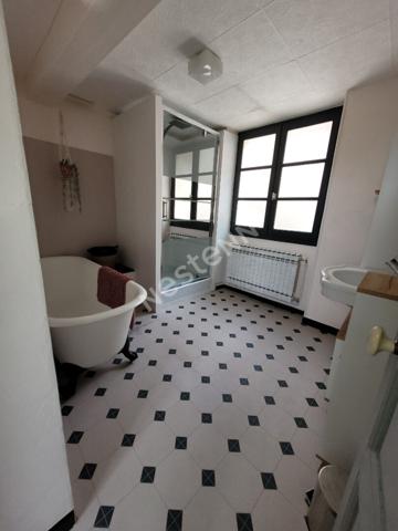 Maison rénovée + Local commercial libre