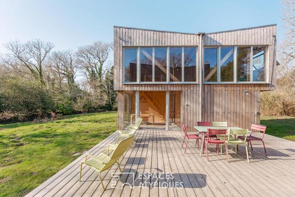 Maison d’architecte éco-conçue et son atelier indépendant à deux pas du centre-bourg