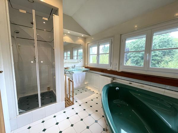 Maison individuelle 8 pièces 250 m² sur sous-sol total à Lésigny