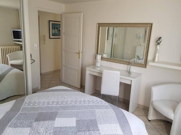CARCASSONNE - PROCHE CITE - VILLA AVEC PISCINE & JARDIN + T3 INDEPENDANT