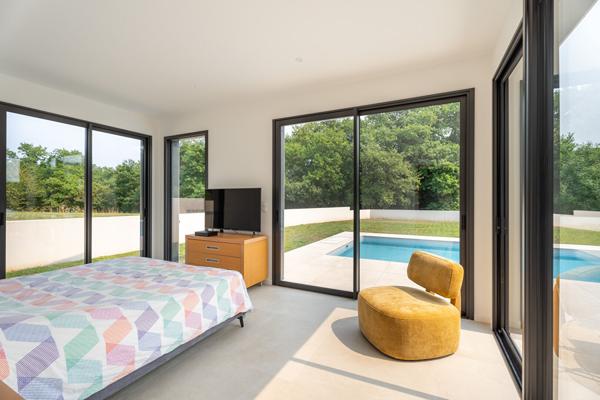 Villa contemporaine avec piscine à l’abri des regards