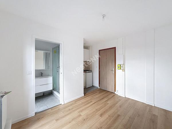 MONTREUIL, QUARTIER DU BAS MONTREUIL, STUDIO RENOVE EXPOSE SUR AVEC VUE DEGAGEE