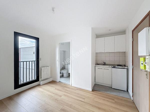MONTREUIL, QUARTIER DU BAS MONTREUIL, STUDIO RENOVE EXPOSE SUR AVEC VUE DEGAGEE