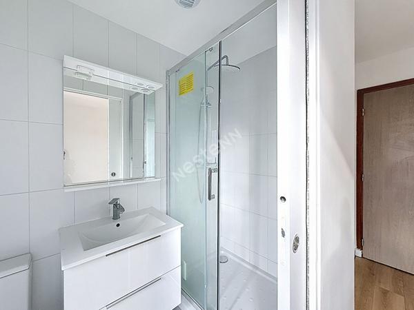 MONTREUIL, QUARTIER DU BAS MONTREUIL, STUDIO RENOVE EXPOSE SUR AVEC VUE DEGAGEE