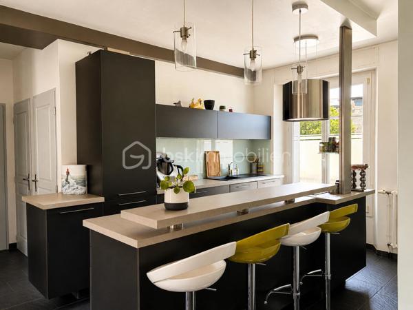Situé au cœur du quartier recherché de la Haute Ville de Fougères, au 3ᵉ étage d'une copropriété, venez découvrir ce bel appartement offrant de beaux volumes, une belle luminosité et un agencement fonctionnel.

Dès l'entrée, vous serez séduits par une spacieuse pièce de vie baignée de lumière, idéale pour partager des moments conviviaux. Celle-ci s'ouvre sur une cuisine aménagée et équipée, complétée par une arrière-cuisine, offrant un espace de rangement et de stockage très appréciable.
L'espace nuit se compose de deux chambres avec placards intégrés, d'une salle de bains, d'un WC indépendant ainsi que de nombreux rangements répartis dans l'appartement pour un confort optimal au quotidien.

Côté annexes, vous bénéficierez d'une cave et d'un grenier, parfaits pour répondre à vos besoins de stockage. Une place de stationnement est également disponible à la location, un véritable atout en centre-ville.
À proximité immédiate des commerces, des écoles et de toutes les commodités, cet appartement saura séduire aussi bien une résidence principale qu'un investissement locatif.