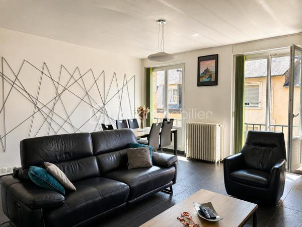 Situé au cœur du quartier recherché de la Haute Ville de Fougères, au 3ᵉ étage d'une copropriété, venez découvrir ce bel appartement offrant de beaux volumes, une belle luminosité et un agencement fonctionnel.

Dès l'entrée, vous serez séduits par une spacieuse pièce de vie baignée de lumière, idéale pour partager des moments conviviaux. Celle-ci s'ouvre sur une cuisine aménagée et équipée, complétée par une arrière-cuisine, offrant un espace de rangement et de stockage très appréciable.
L'espace nuit se compose de deux chambres avec placards intégrés, d'une salle de bains, d'un WC indépendant ainsi que de nombreux rangements répartis dans l'appartement pour un confort optimal au quotidien.

Côté annexes, vous bénéficierez d'une cave et d'un grenier, parfaits pour répondre à vos besoins de stockage. Une place de stationnement est également disponible à la location, un véritable atout en centre-ville.
À proximité immédiate des commerces, des écoles et de toutes les commodités, cet appartement saura séduire aussi bien une résidence principale qu'un investissement locatif.