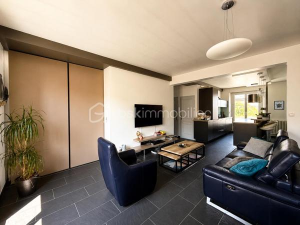 Situé au cœur du quartier recherché de la Haute Ville de Fougères, au 3ᵉ étage d'une copropriété, venez découvrir ce bel appartement offrant de beaux volumes, une belle luminosité et un agencement fonctionnel.

Dès l'entrée, vous serez séduits par une spacieuse pièce de vie baignée de lumière, idéale pour partager des moments conviviaux. Celle-ci s'ouvre sur une cuisine aménagée et équipée, complétée par une arrière-cuisine, offrant un espace de rangement et de stockage très appréciable.
L'espace nuit se compose de deux chambres avec placards intégrés, d'une salle de bains, d'un WC indépendant ainsi que de nombreux rangements répartis dans l'appartement pour un confort optimal au quotidien.

Côté annexes, vous bénéficierez d'une cave et d'un grenier, parfaits pour répondre à vos besoins de stockage. Une place de stationnement est également disponible à la location, un véritable atout en centre-ville.
À proximité immédiate des commerces, des écoles et de toutes les commodités, cet appartement saura séduire aussi bien une résidence principale qu'un investissement locatif.