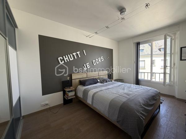 Situé au cœur du quartier recherché de la Haute Ville de Fougères, au 3ᵉ étage d'une copropriété, venez découvrir ce bel appartement offrant de beaux volumes, une belle luminosité et un agencement fonctionnel.

Dès l'entrée, vous serez séduits par une spacieuse pièce de vie baignée de lumière, idéale pour partager des moments conviviaux. Celle-ci s'ouvre sur une cuisine aménagée et équipée, complétée par une arrière-cuisine, offrant un espace de rangement et de stockage très appréciable.
L'espace nuit se compose de deux chambres avec placards intégrés, d'une salle de bains, d'un WC indépendant ainsi que de nombreux rangements répartis dans l'appartement pour un confort optimal au quotidien.

Côté annexes, vous bénéficierez d'une cave et d'un grenier, parfaits pour répondre à vos besoins de stockage. Une place de stationnement est également disponible à la location, un véritable atout en centre-ville.
À proximité immédiate des commerces, des écoles et de toutes les commodités, cet appartement saura séduire aussi bien une résidence principale qu'un investissement locatif.